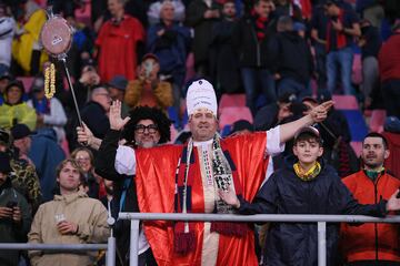 Pese a lo que pueda parecer a primera vista, esta curiosa imagen no pertenece a ninguna ceremonia religiosa. Es una muestra del ambiente festivo pre-partido que se vivió ayer en las gradas del estadio Renato Dall’Ara,
donde el Bolonia recibió a la Juventus en el encuentro que cerraba la jornada 37ª de la Serie A italiana.