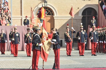 La princesa Leonor besa la bandera durante el acto de Jura de Bandera, en la Academia General Militar. 