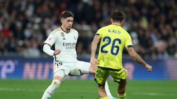 Soccer Football - LaLiga - Real Madrid v Villarreal - Santiago Bernabeu, Madrid, Spain - December 17, 2023 Real Madrid's Federico Valverde in action with Villarreal's Adria Altimira REUTERS/Isabel Infantes