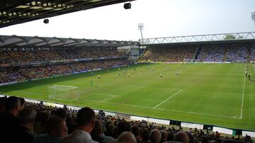 Vicarage Road, un estadio de fútbol situado en Watford (Hertfordshire, Inglaterra), que alberga los partidos de fútbol como local del Watford F.C. de la Premier League. Un todo-seater estadio, su capacidad actual es 21,577 siguiendo la conclusión del Señor nuevo Elton John Posición en 2014, y trabajo de expansión en 2015.