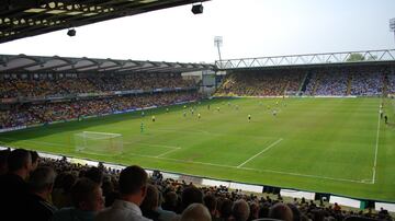 Vicarage Road, un estadio de fútbol situado en Watford (Hertfordshire, Inglaterra), que alberga los partidos de fútbol como local del Watford F.C. de la Premier League. Un todo-seater estadio, su capacidad actual es 21,577 siguiendo la conclusión del Señor nuevo Elton John Posición en 2014, y trabajo de expansión en 2015. 