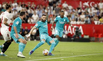 2-3. Karim Benzema marca el tercer gol en el minuto 91.