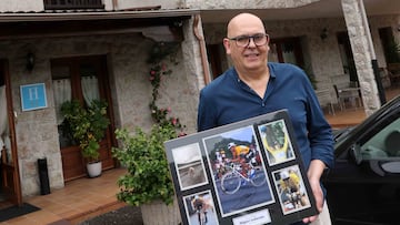 Elías González posa para AS con el cuadro firmado por Indurain.