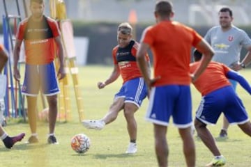 El jugador de Universidad de Chile Gaston Fernandez controla el balon durante la practica matutina en el CDA de Santiago, Chile.