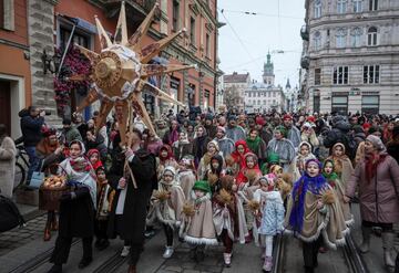 Personas vestidas con trajes tradicionales ucranianos asisten a una celebracin navide?a, en medio del ataque de Rusia a Ucrania, en Lviv, Ucrania.