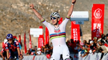 Pogacar celebra su triunfo en Jebel Jais.