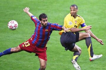 Oleguer disputa un balón ante Henry, en la final de la Champions League jugada por el Barça el 17 de mayo de 2006 ante el Arsenal.