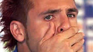 <b>TRISTE</B>. Era su tercer mundial, pero se lo va a perder. Además, por limpio, por perfumarse. Nadie se imaginaba que un frasco de colonia jugase tan malas pasadas.