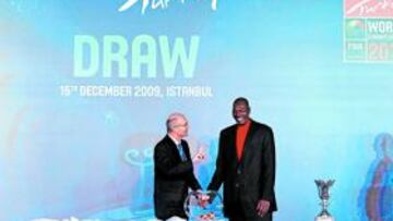 <b>UNA ESTRELLA. </b>Hakeem Olajuwon bromea con Lubomir Kotleba durante el sorteo de ayer en Estambul.