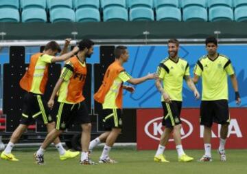 Jugadores de la selección española participan en un entrenamiento hoy, en Salvador de Bahía (Brasil).