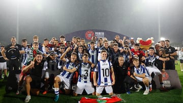 SAN SEBASTIÁN, 22/06/2025.- Los jugadores de la Real Sociedad B celebran el ascenso a Segunda División tras el partido que la Real Sociedad B y el Nástic de Tarragona disputaron este domingo en el estadio Zubieta XXI de San Sebastián. EFE/ Javier Etxezarreta