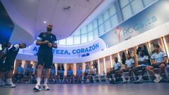 El entrenador Claudio Giráldez y los futbolistas del Celta en el vestuario del primer equipo en la ciudad deportiva Afouteza antes del inicio de la primera sesión de trabajo de la temporada 2024-2025.