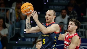 El jugador brasileño de Morabanc Andorra, Rafa Luz (i), con el balón ante el defensor de Basquet Girona durante el partido de la tercera jornada de la Liga Endesa de baloncesto que se disputa este sábado en el Pavelló Toni Martí de Andorra.