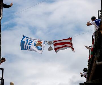 La pandemia también nos privó de momento de la disputa de una final de Copa del Rey histórica y con un claro acento vasco. Athletic y Real Sociedad alcanzaron este mágico duelo al imponerse a Granada y Mirandés, respectivamente. La final, que se disputará el 4 de abril de 2021, tendrá lugar en el estadio de La Cartuja en Sevilla. Una ciudad hispalense que se engalanará para la fiesta del fútbol vasco. 