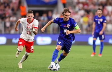 Modric conduce el balón perseguido por Szymanski durante el Coracia-Polonia de la Liga de Naciones de la UEFA.