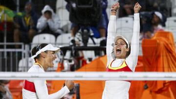 Lili y Elsa pasan invictas tras vencer a las campeonas