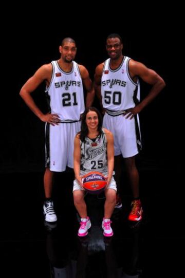 Becky Hammon con dos estrellas de la NBA: Tim Duncan y David Robinson.