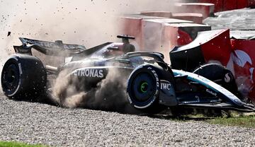 El final de carrera estuvo marcado por el accidente del piloto de Mercedes. En ese momento estaba tratando de adelantar a Fernando Alonso en la sexta plaza.