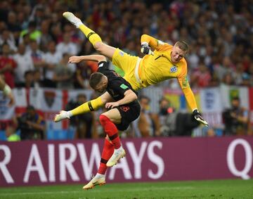 Ante Rebic y Jordan Pickford.