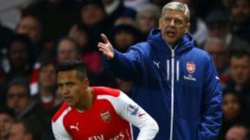 Alexis Sánchez recibe indicaciones de Wenger