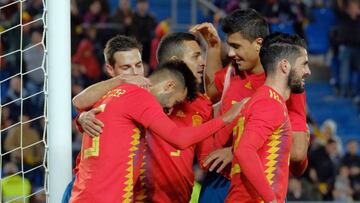 GRAF1471. LAS PALMAS DE GRAN CANARIA, 18/11/2018.- El centrocampista de la selecci&oacute;n espa&ntilde;ola de f&uacute;tbol Brais M&eacute;ndez (i) celebra con sus compa&ntilde;eros su gol, primero del equipo, durante el partido amistoso que Espa&ntilde;