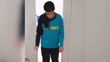 Carolina Marín muestra su recuperación con un vídeo andando con muletas.
