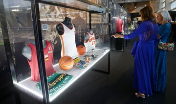 Paquita Torres disfrutando de la exposición.