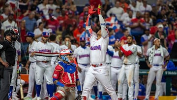 Miami (United States), 15/03/2023.- Dominican Republic left fielder Juan Soto (C) celebrates his home run during the 2023 World Baseball Classic Pool D match between the Dominican Republic and Puerto Rico at LoanDepot Park baseball stadium in Miami, Florida, USA, 15 March 2023. (República Dominicana, Estados Unidos) EFE/EPA/CRISTOBAL HERRERA-ULASHKEVICH
