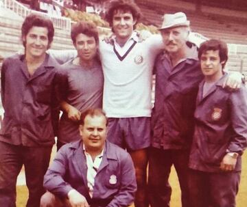 Isidro Toribio, junto a los cuidadores de Sarrià, comandados por Tonino Fernández.