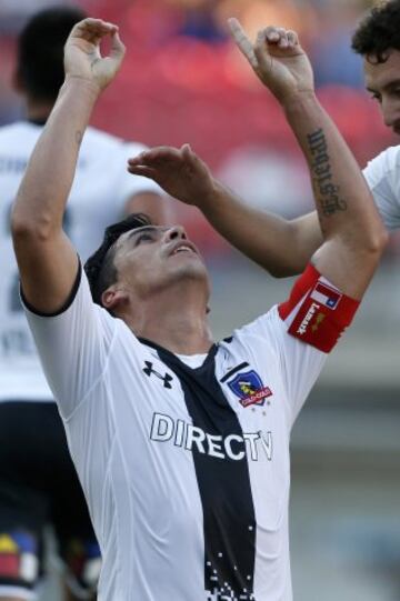 Esteban Paredes superó durante 2015 los 100 goles con la camiseta de Colo Colo. El delantero ya registra 116 conquistas en 174 partidos con la camiseta alba. El récord histórico en los albos es de Carlos Caszely (208).