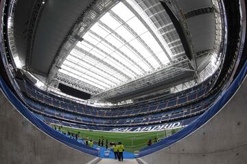 La pelota vuelve a rodar en el feudo blanco tras unas jornadas jugando fuera de casa. Los blancos reciben al Getafe con el nuevo aspecto del Bernabéu como protagonista.