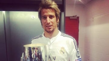 Fabio Coentrao con la Supercopa de Europa.