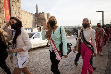 Las participantes han paseado por las calles de Jerusalén con la vista puesta en el próximo 13 de diciembre cuando se conocerá la ganadora.