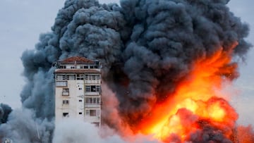 Smoke and flames billow after Israeli forces struck a high-rise tower in Gaza City, October 7, 2023. REUTERS/Ashraf Amra  NO RESALES. NO ARCHIVES      TPX IMAGES OF THE DAY