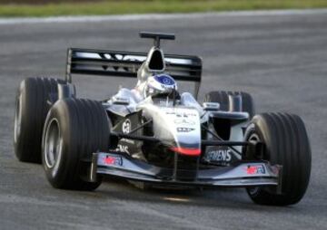 La temporada 2002 de Fórmula 1 comenzó esperanzadora, con un tercer puesto en la carrera de su debut con McLaren en Australia. Al término de la temporada fue finalmente sexto.