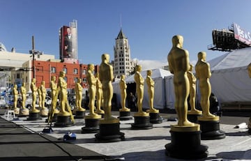 Las estatuillas de los Oscar antes de colocarse en la alfombra roja