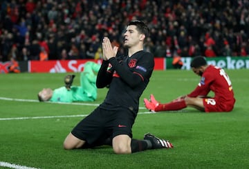 Anfield, 11 de marzo de 2020. Morata recibe al hueco un pase de Llorente y marca con la izquierda en el Liverpool-Atlético (2-3)