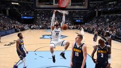 Jonas Valanciunas hace un mate durante el partido de la NBA que ha enfrentado a los Memphis Grizzlies y a los Denver Nuggets