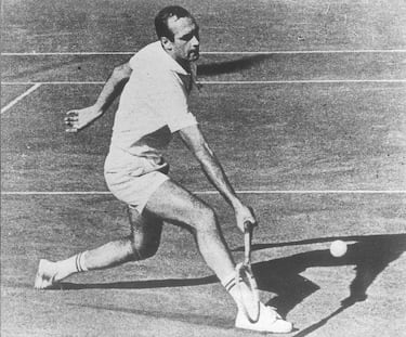 Andrés Gimeno fue un tenista español profesional que pasó a la historia en su momento por ser el jugador más veterano en conquistar el Roland Garros en 1972. Ese récord lo consiguió batir Rafa Nadal este año ganando la Copa de los Mosqueteros con 36 años y 2 días. Pero volviendo a la trayectoria del barcelonés, un año antes, Gimeno venció en la final del Abierto de Hamburgo ante el húngaro Péter Szöke, con un resultado de 6-3, 6-2 y 6-2 a su favor. El ya fallecido extenista español tenía un porcentaje muy alto de victorias-derrotas sobre tierra batida (71,4%). Gimeno fue uno de los pioneros del tenis español, junto a Manolo Santana.