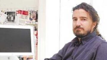 <b>UN GENIO DE LO AUDIOVISUAL.</b> "No fui como Gárate, así que me conformo recogiendo premios con mi camiseta rojiblanca".