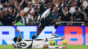 RIO DE JANEIRO, BRAZIL - DECEMBER 21: Andres Gomez of Vasco da Gama is tackled by Jose Andres Martinez of Corinthians during the Copa Do Brasil 2025 Final second leg match between Corinthians and Vasco da Gama at Sao Januario Stadium on December 21, 2025 in Rio de Janeiro, Brazil. (Photo by Buda Mendes/Getty Images)