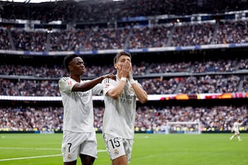 Besos y abrazos en el gol de Gler.