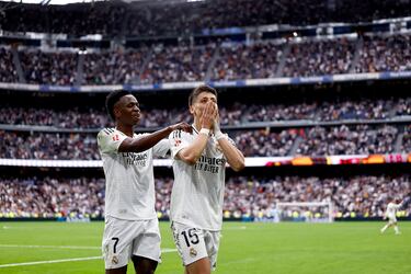 Besos y abrazos en el gol de Güler.