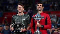 El tenista australiano John Millman y el serbio Novak Djokovic posan durante la entrega de trofeos del Abierto de Japón 2019 en Tokio.