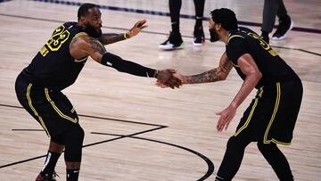 LeBron James y Anthony Davis, durante un partido de la NBA con los Lakers