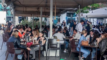 Varias personas en la terraza de un bar, a 7 de abril de 2024, en Madrid (España). La prohibición de fumar en las terrazas de bares y restaurantes es una de las medidas incluidas por el Ministerio de Sanidad dentro del Plan Integral de Prevención y Control del Tabaquismo (PIT) 2024-2027, que se aprobó el pasado 5 de abril en el Consejo Interterritorial del SNS y al que no se adhirieron las CCAA gobernadas por el Partido Popular. La ministra de Sanidad, Mónica García, ha expresado que no cree que esta propuesta vaya a tener impacto económico para el sector. Además, ha manifestado que es necesario ampliar los espacios sin humo para que "los ciudadanos puedan estar libres de esa contaminación nicotínica que se ha demostrado que hay, por ejemplo, en las terrazas".
07 ABRIL 2024;BAR;FUMAR;FUMADORES;TERRAZAS;
Ricardo Rubio / Europa Press
07/04/2024