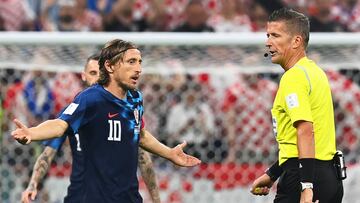 Lusail (Qatar), 13/12/2022.- Luka Modric (L) of Croatia argues with Italian referee Daniele Orsato (R) during the FIFA World Cup 2022 semi final between Argentina and Croatia at Lusail Stadium in Lusail, Qatar, 13 December 2022. (Mundial de Fútbol, Croacia, Estados Unidos, Catar) EFE/EPA/Georgi Licovski