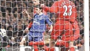 <b>TOCA VENGANZA. </b>Este gol en propia puerta del Liverpool en la prórroga le dio el primer título de la temporada al Chelsea: la Curling Cup (Copa de la Liga).