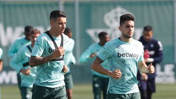 Tello (izq.) junto a Marc Bartra este martes.