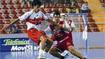 <b>ESFUERZO INÚTIL.</B> Werner intenta superar la defensa de El Pozo.